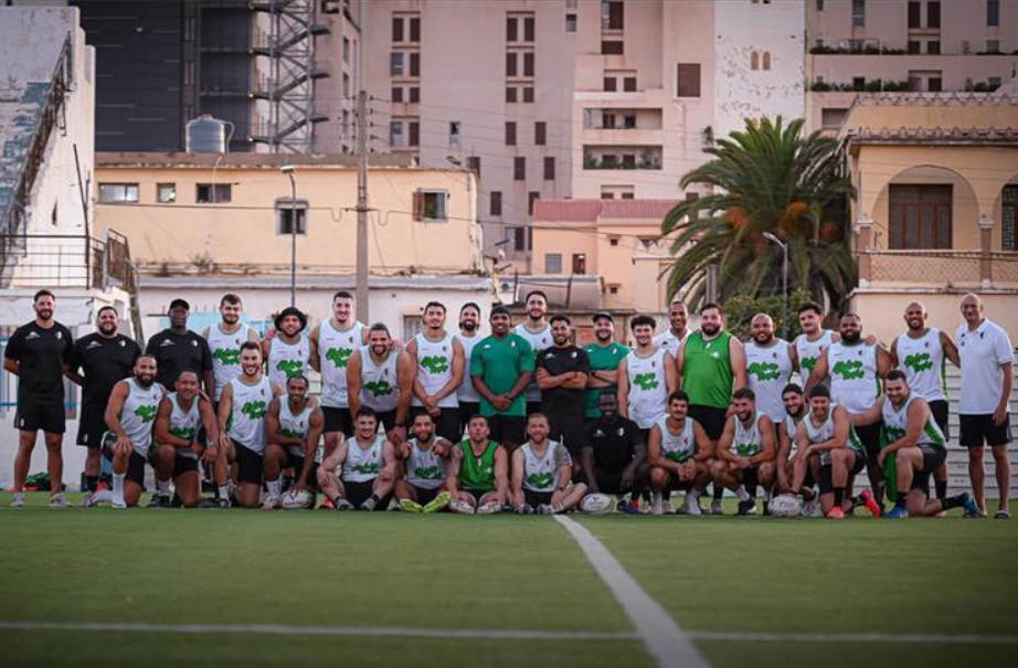 Gilen Queheille xuri gorri eta berdez Aljeriako atorrarekin